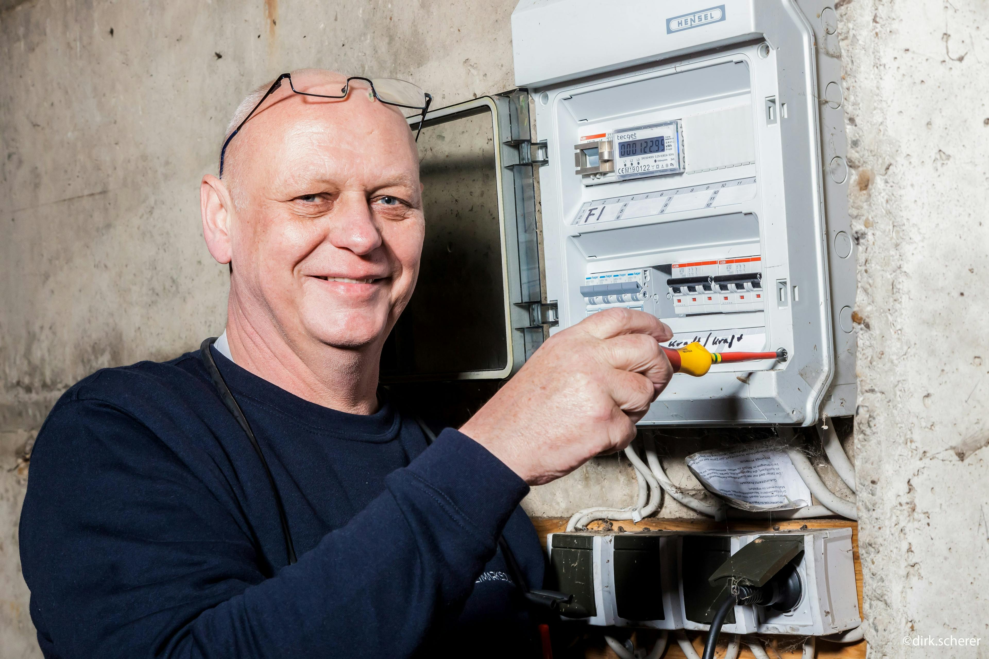 Elektriker von Altmarksolar am Stromkasten